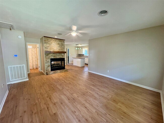 Foto del edificio - 101 Pine Shadows Ln