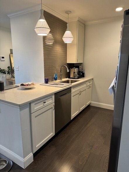 Building Photo - 728 E Broadway