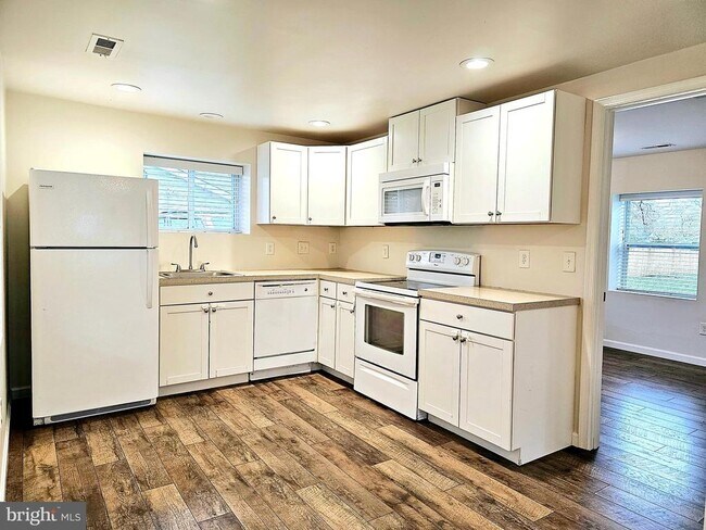 Foto del edificio - 143 Mitscher Rd