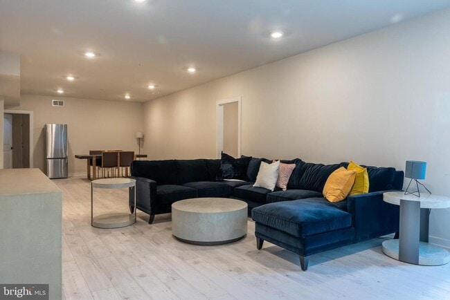 Building Photo - 402 Mdw Crk Dr