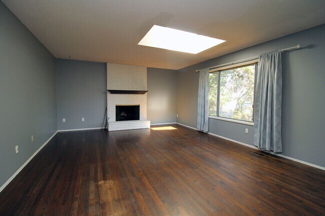 Foto del edificio - Delighfully Charming 3+ bed, 2 Bath Ranch ...