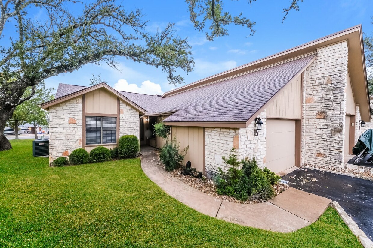15 Oaks Pl House Rental in Lago Vista, TX