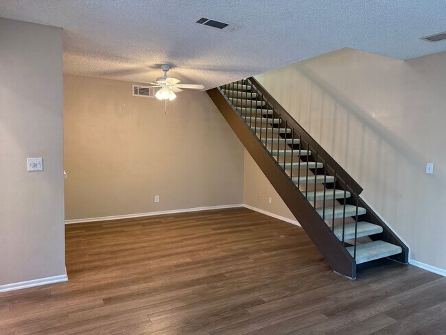 Foto del edificio - Highly Desirable 3 bed 2 1/2 bath condo in...