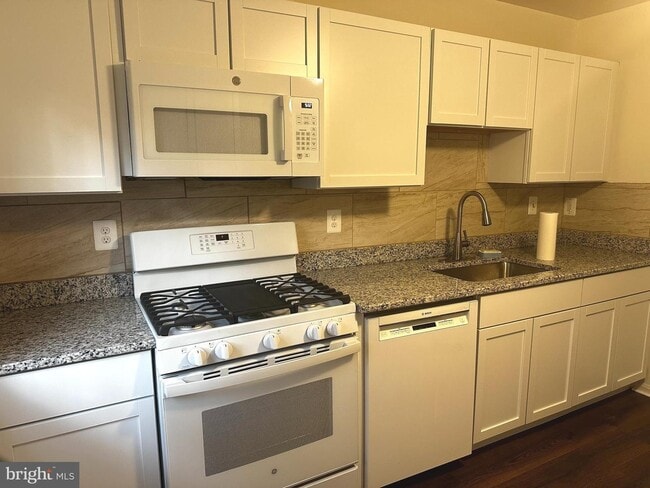 Foto del edificio - 7386 Colton Ln