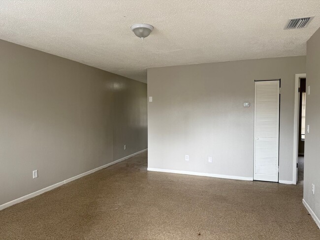 Building Photo - 2 bed one and half bath