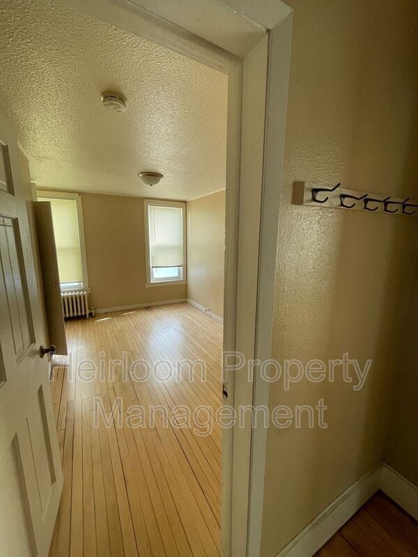 Foto del edificio - 327 W 4th St