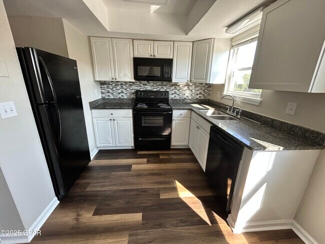 Foto del edificio - 3914 E 11th St