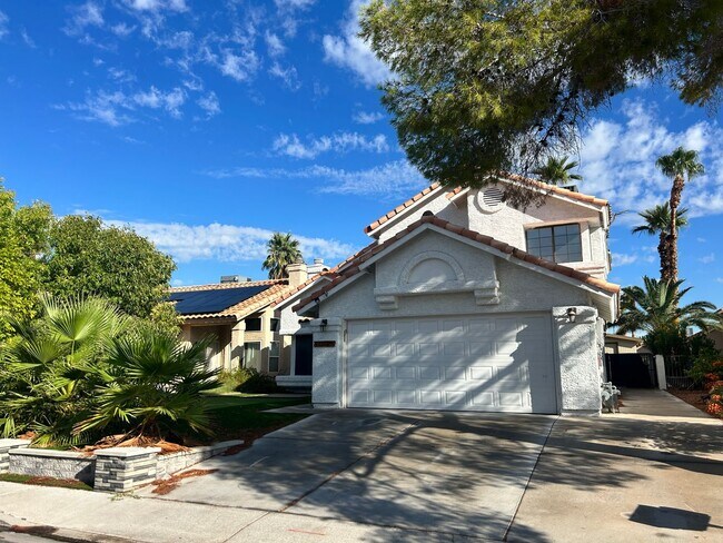 Foto del edificio - STUNNING 4 BEDROOM 3 BATH, 2 STORY HOME WI...