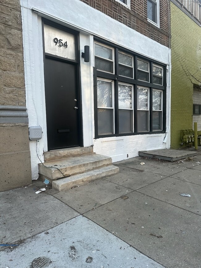 Building Photo - 954 N 8th St