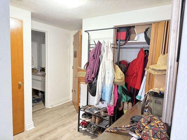 Building Photo - 908 Cook St