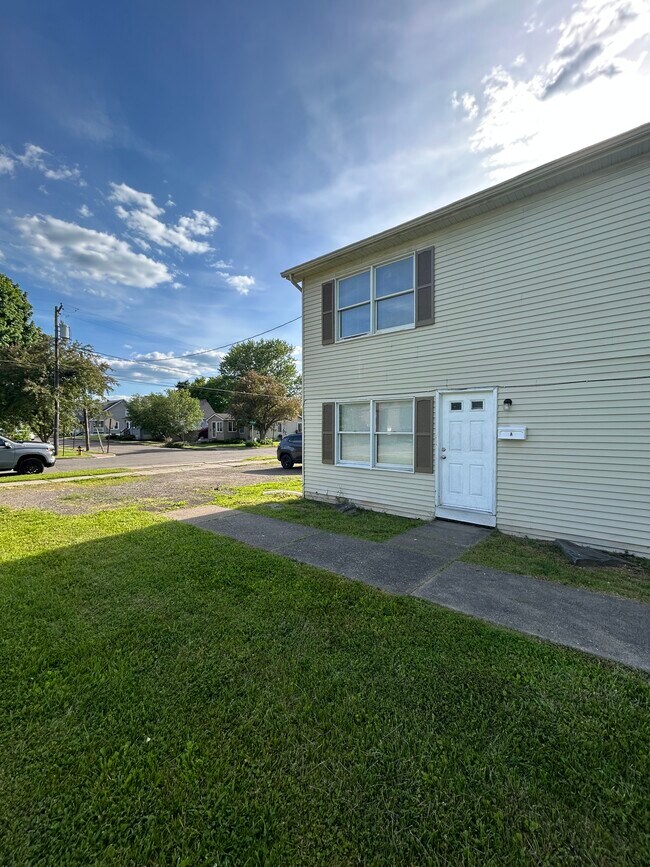 Puerta principal - 209 Endwell St