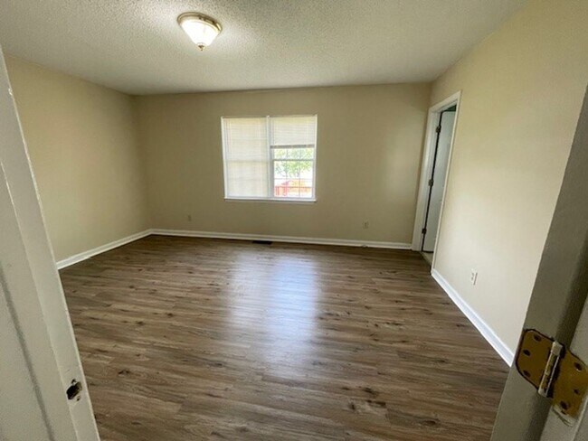 Foto del edificio - READY TO MOVE IN! 3 BEDS/2 BATHS!