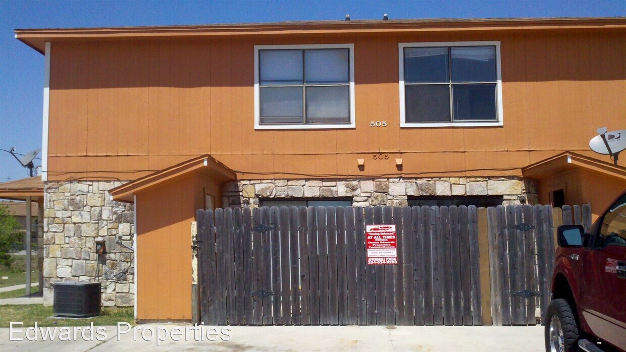 Primary Photo - 505 Longhorn Cir