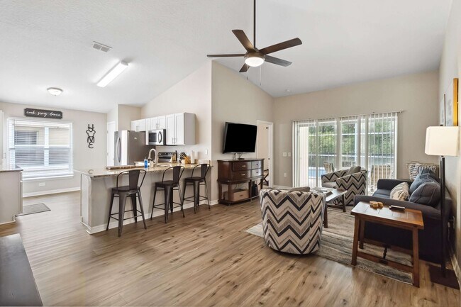 Cocina abierta y sala de estar con techos abovedados - 222 Reserve Dr