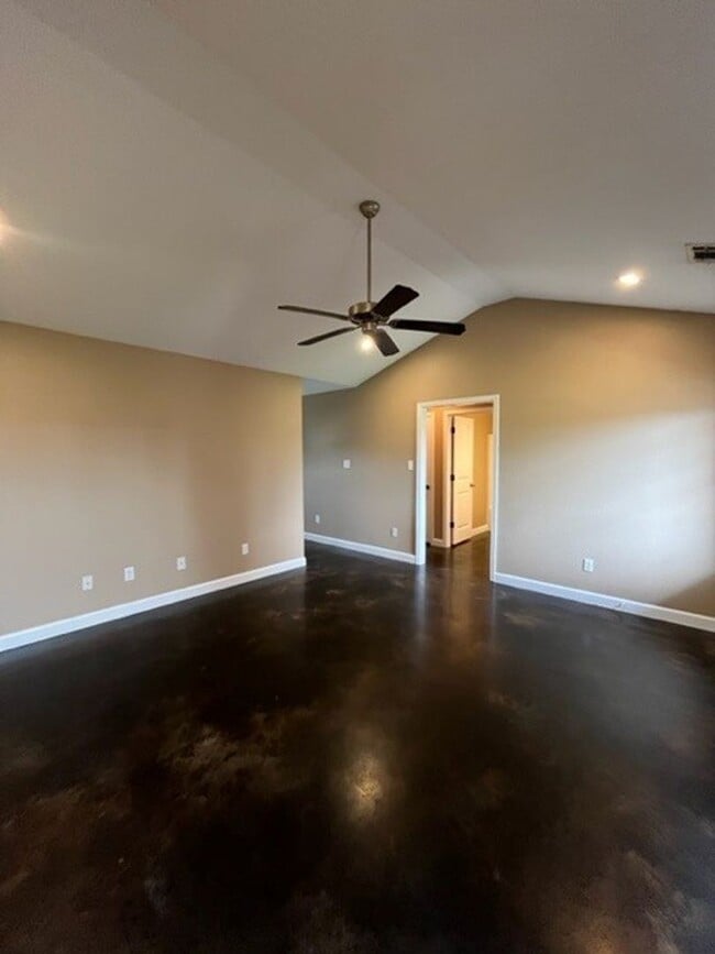 Foto del edificio - 3 bed / 2 bath in Bono Available Now