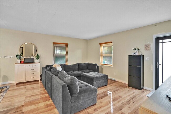 Foto del edificio - 1300 NW 87th St