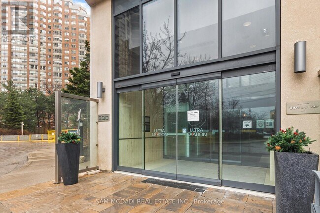 Photo du bâtiment - 330 Burnhamthorpe Rd W