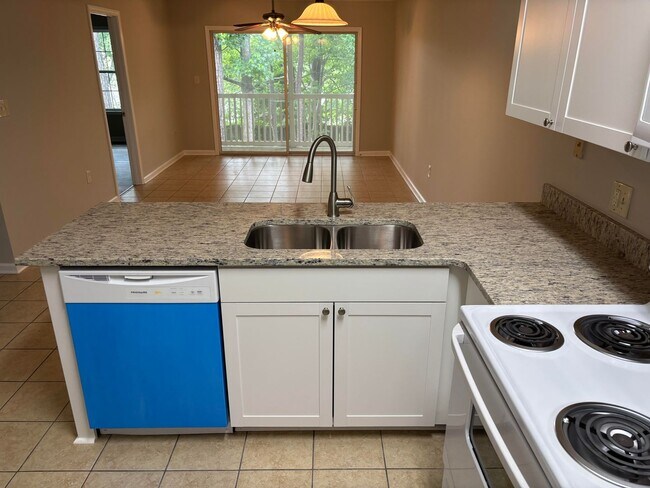 Foto del edificio - 2-Bedroom, 2-Bathroom Condo with Balcony, ...