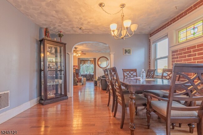 Foto del edificio - 253 Sutton Ave