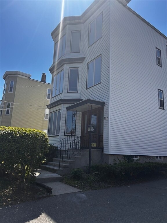 Building Photo - 109 Coleridge St