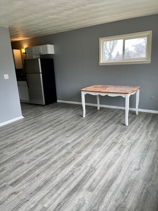 Building Photo - 3 Bedroom House in Perkins