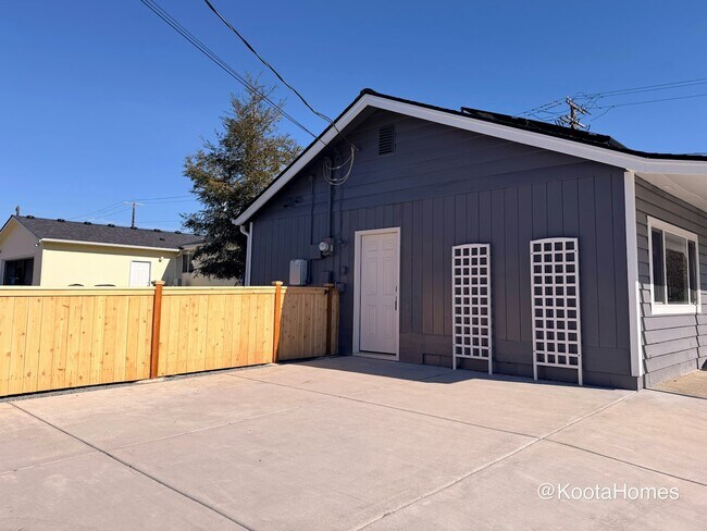 Building Photo - 1215 Skagit St
