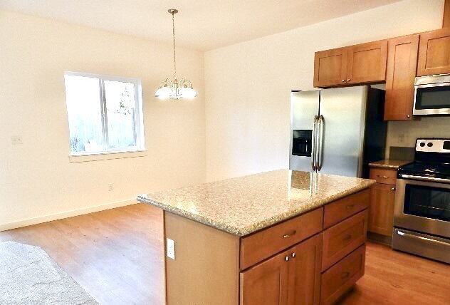 Foto del edificio - Updated University Place Townhome: 3 Beds, 2 Baths, Garage + Driveway Parking
