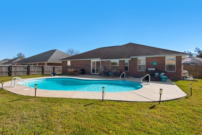 Building Photo - Splash in with a4/2 pool home in Holly-Cli...