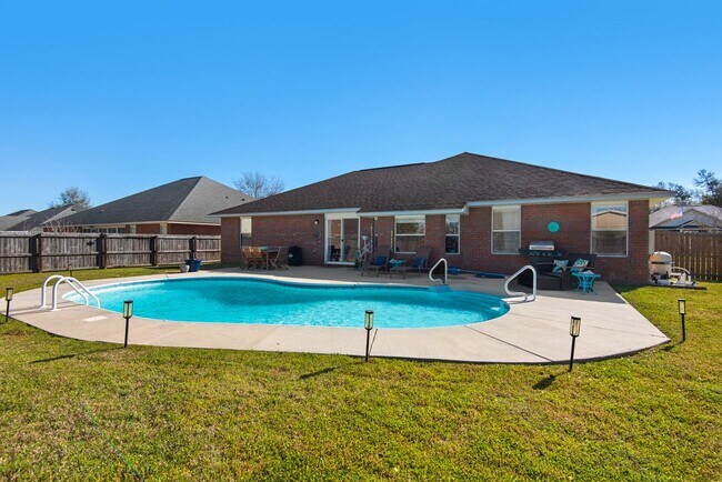 Foto del edificio - Splash in with a4/2 pool home in Holly-Cli...