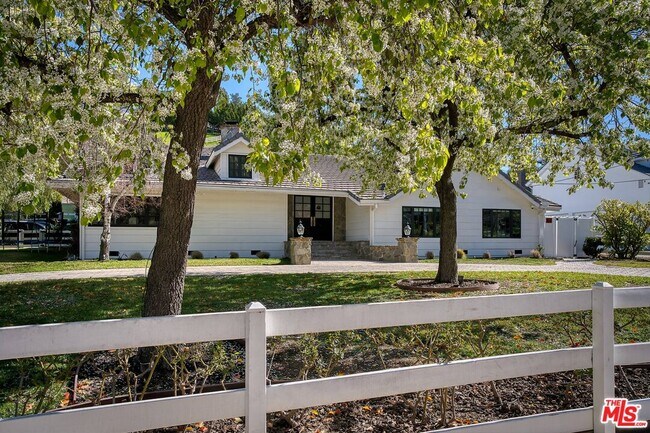 Foto del edificio - 5488 Round Meadow Rd
