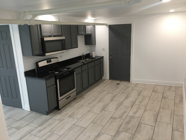 Building Photo - 4327 W Drummond Plz