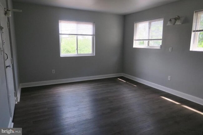 Building Photo - 1495 Bangor St SE