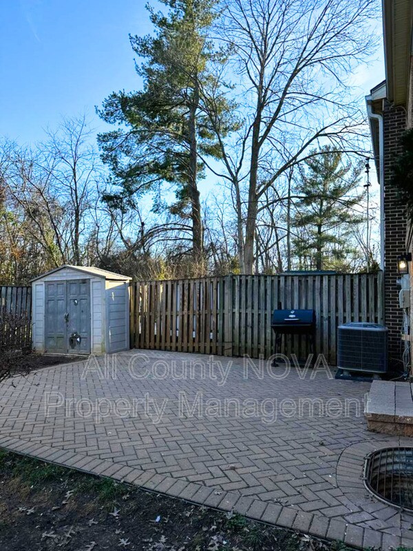 Building Photo - 9821 Lakepointe Dr