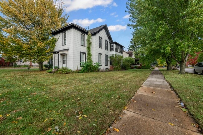 Photo - 1017 N Holbrook St Apartment