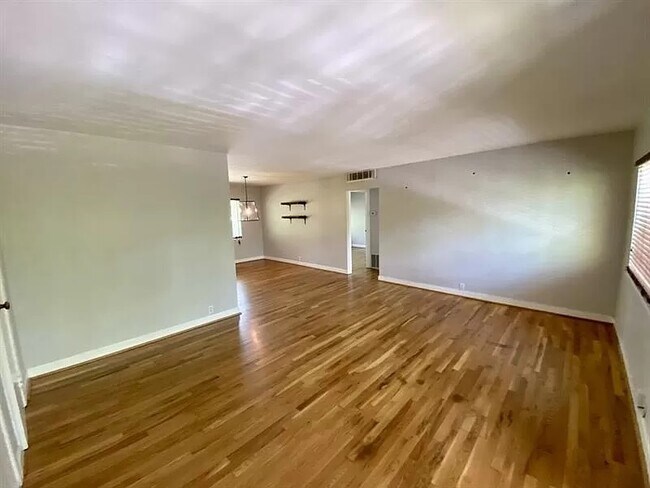 Foto del edificio - 1392 Normandy Dr NE