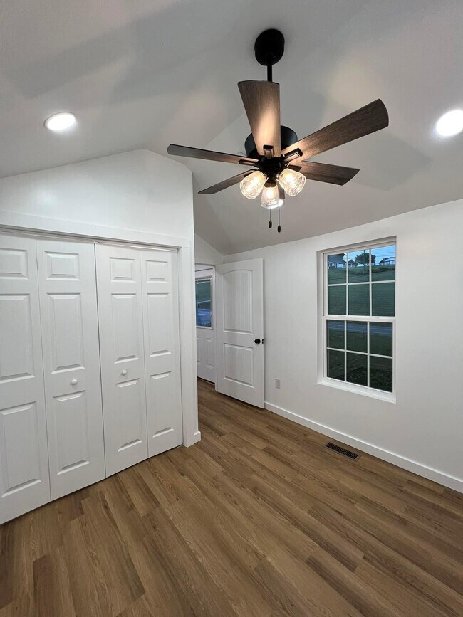 Foto del edificio - 848 Spencer Hale Rd