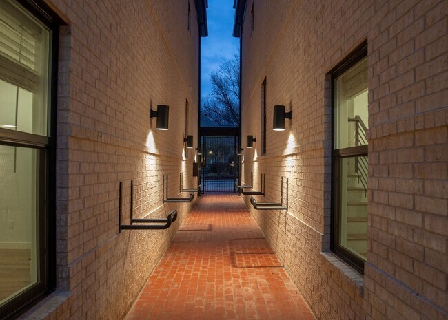 Foto del edificio - Sleek & Charming Newly Constructed Townhouse in Downtown Fayetteville!