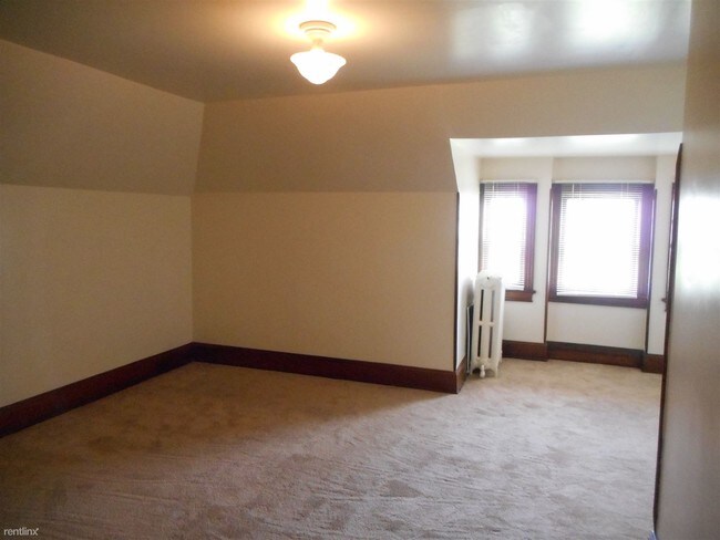 Foto del edificio - 3 br, 1 bath Duplex - 3 Bed ~ Hardwood floors