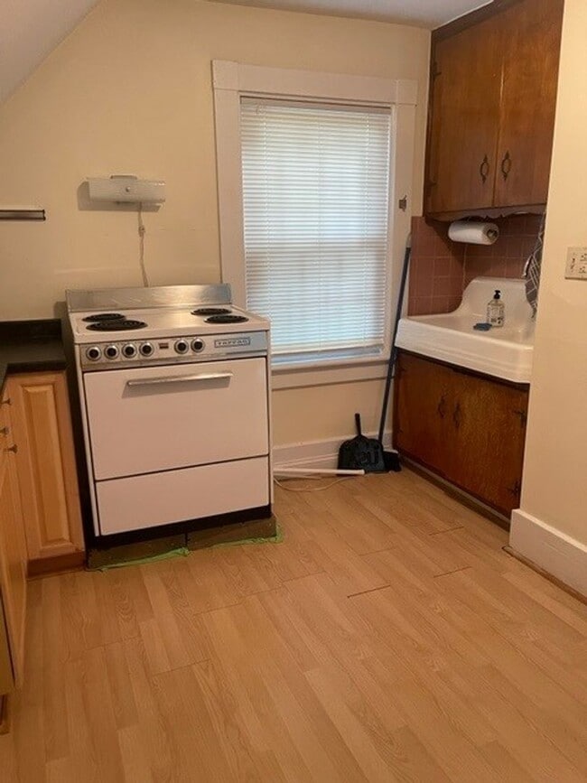 Building Photo - HUge 1 bed in Newton