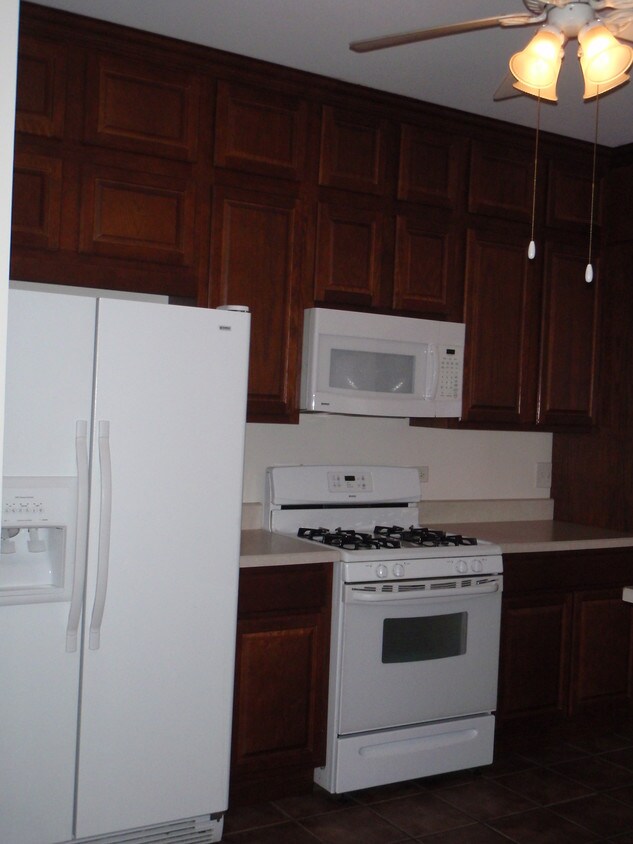 Building Photo - 671 Fieldcrest Dr