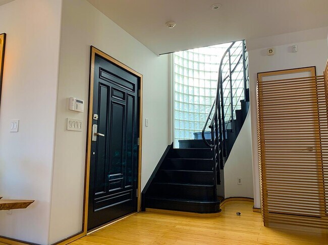 Foto del edificio - 2912 Hillside Dr