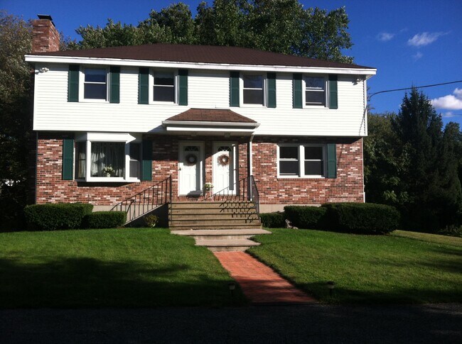 North Andover Duplex - 18 Jetwood St