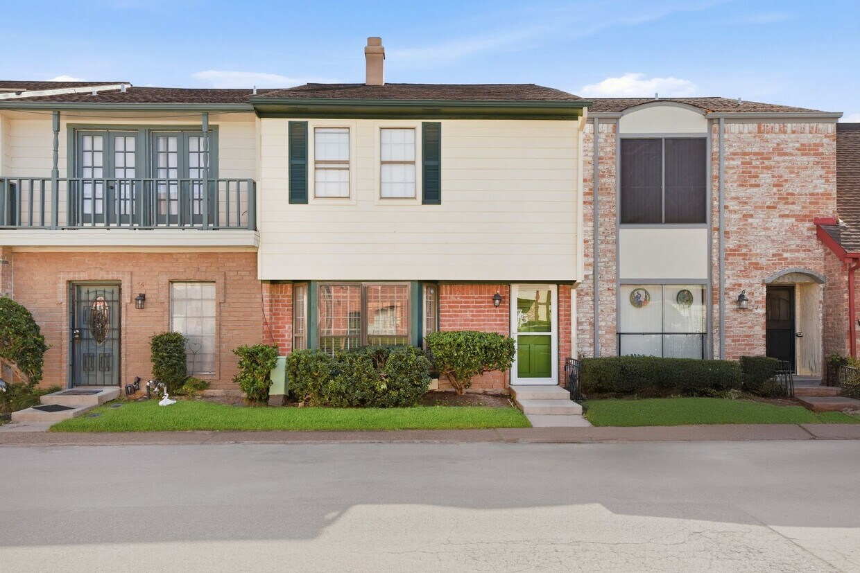 Primary Photo - Come see this charming 2-story condo featuring 2 bedrooms and 2.5 bathrooms!