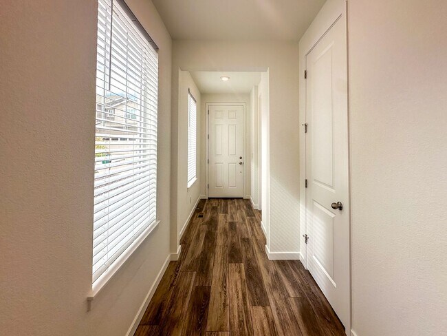 Building Photo - Luxurious 3bd home in Dove Village
