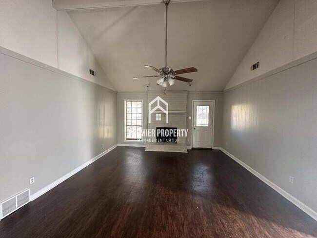 Building Photo - 3842 Lucerne Dr