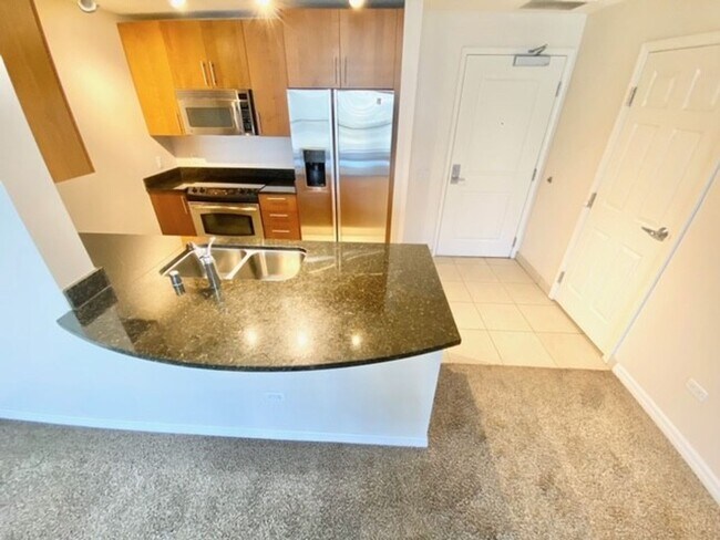 Foto del edificio - GREAT 1 BED, 1 BATH 867 SQFT HIGH RISE CON...
