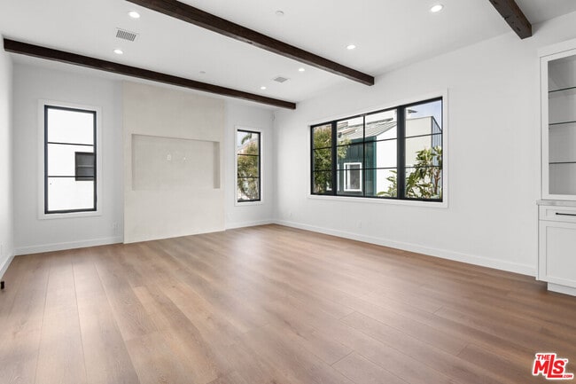 Building Photo - 930 Lincoln Blvd
