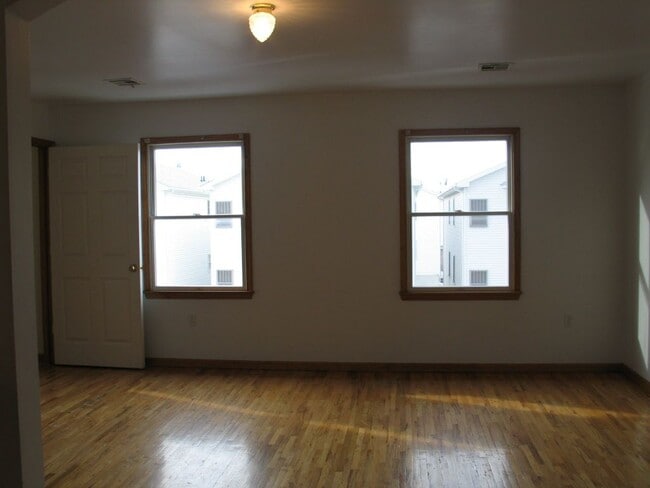 Building Photo - 77 Sumo Village Ct