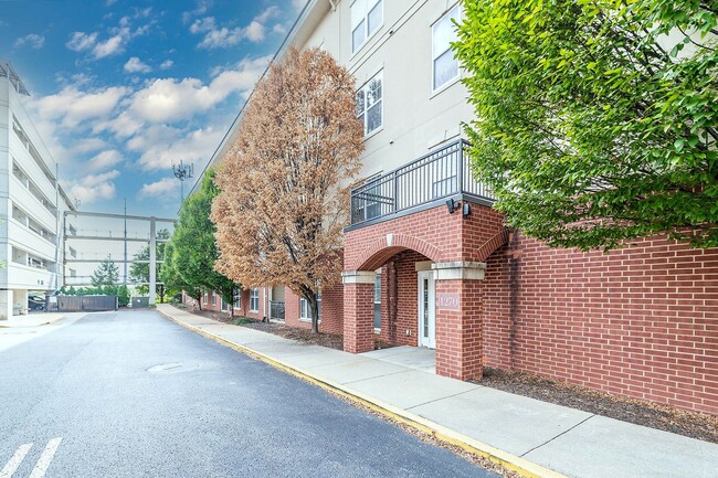Building Photo - SPACIOUS 2-Bed, 2-Bath Condo WITH POOL, HO...