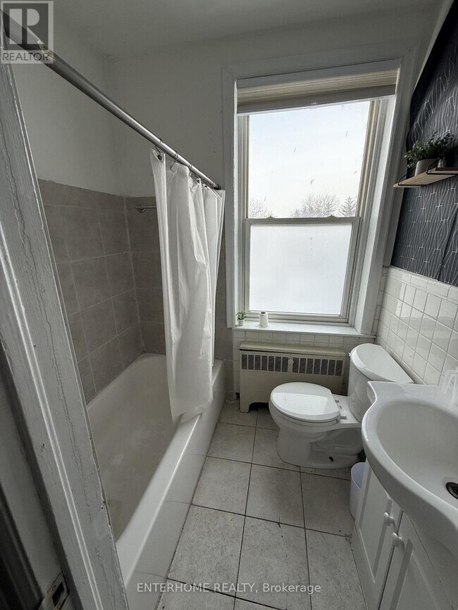 Building Photo - 51 Queen St E